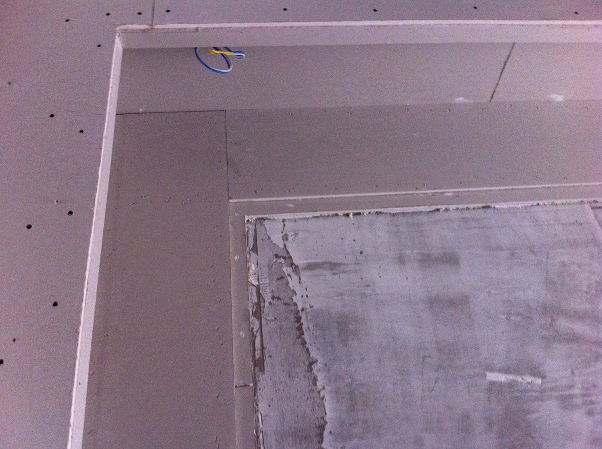 吊顶工程中表面平整度接缝合格，吊顶工程中板面的接缝直线度达标。